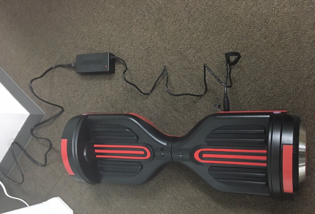 ミニセグウェイを充電している写真